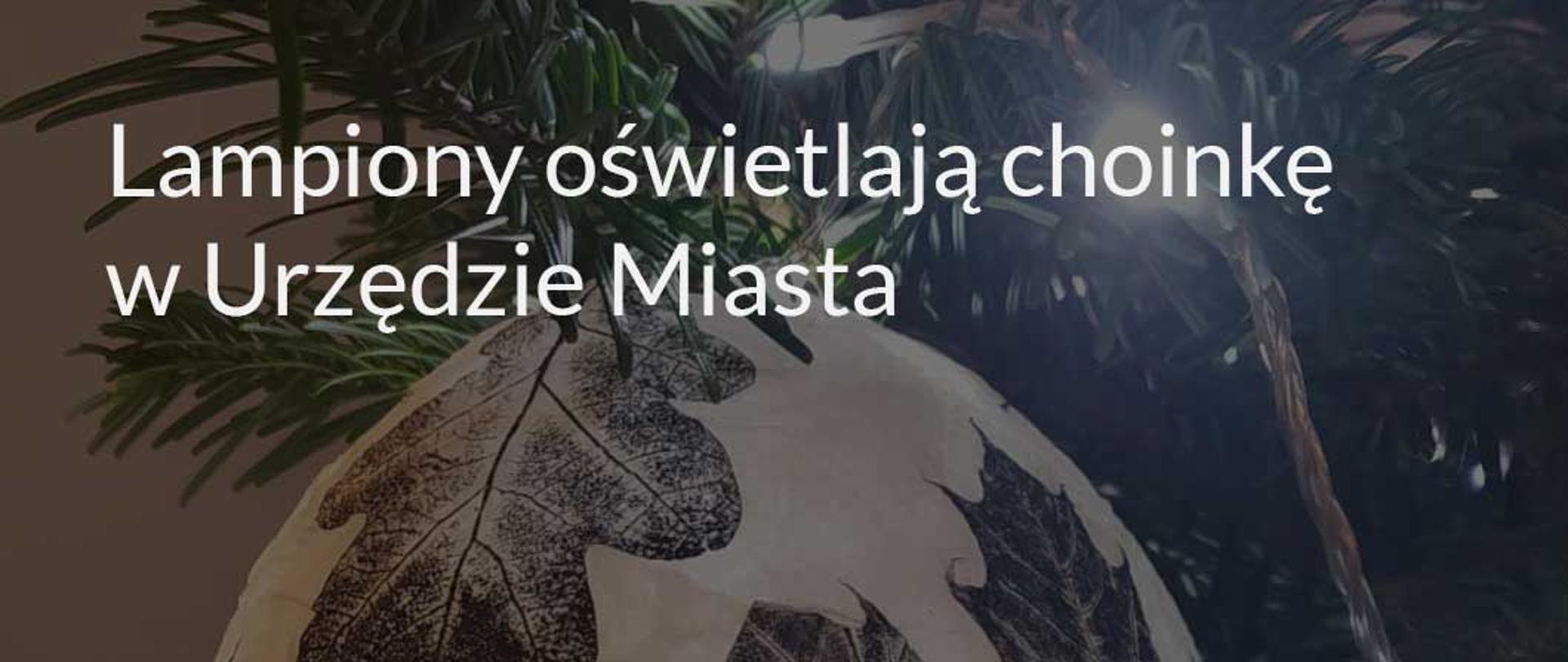 Napis na tle zdjęcia choinki