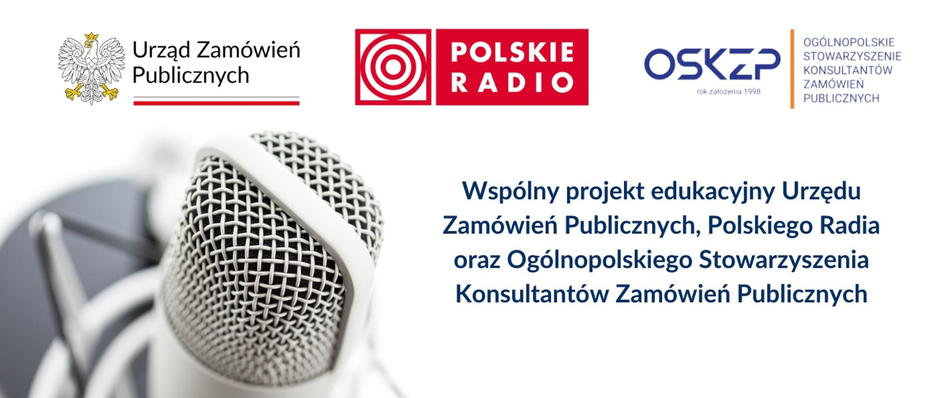 Obraz dekoracyjny. Białe tło. Po lewej stronie mikrofon radiowy. Na górze trzy logotypu - od lewej Urzędu Zamówień Publicznych, Polskiego Radia i Ogólnopolskiego Stowarzyszenia Konsultantów Zamówień Publicznych. Po prawej strony od mikrofonu tekst - Wspólny projekt edukacyjny Urzędu Zamówień Publicznych, Polskiego Radia oraz Ogólnopolskiego Stowarzyszenia Konsultantów Zamówień Publicznych