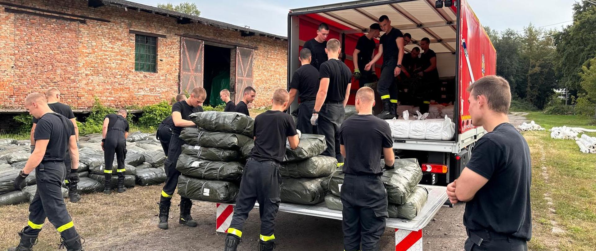 Podchorążowie ładują sprzęt do transportu