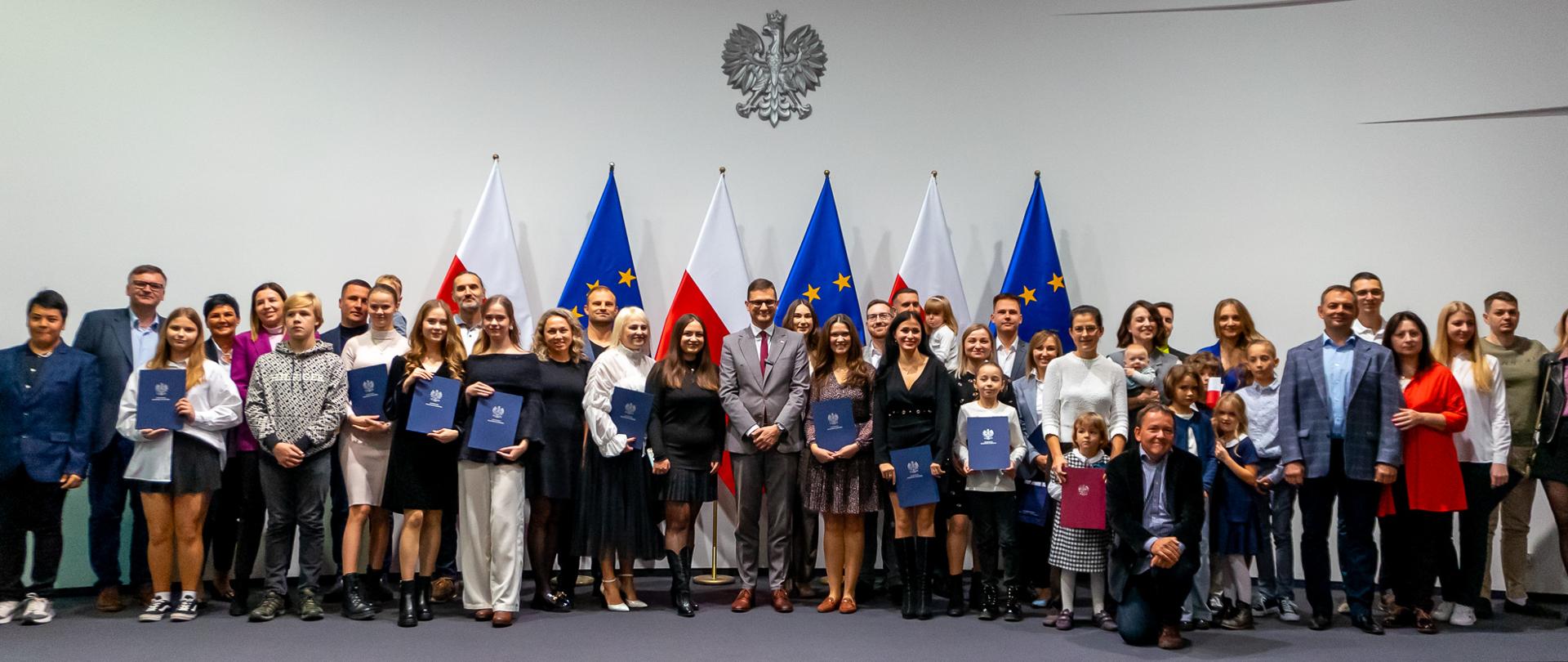 Ceremonia wręczenia aktów nadania obywatelstwa polskiego i decyzji o uznaniu za obywatela polskiego - zdjęcie grupowe