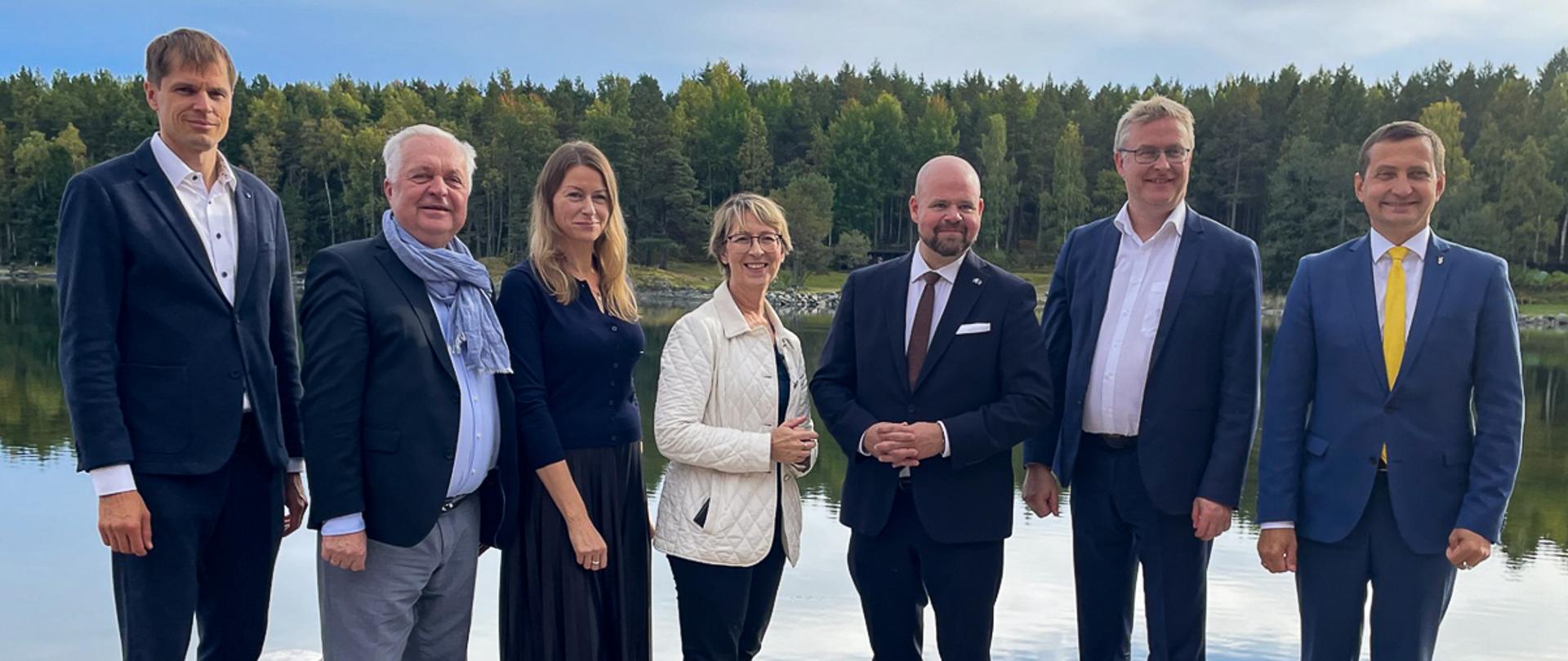 Wiceminister Jacek Czerniak podczas pamiątkowego zdjęcia