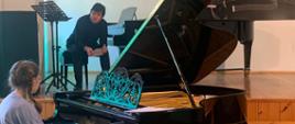 Zdjęcie przedstawiające warsztaty pianistyczne prowadzone przez Michała Michalskiego, które odbyły się 29 maja 2024 r. w auli szkoły.
