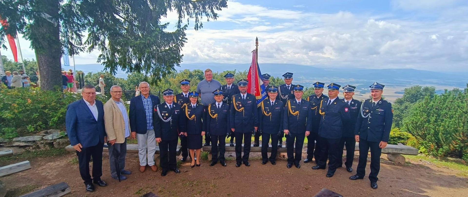 Reprezentacja strażaków na Mszy Świętej Zawierzenia Dolnośląskich Strażaków Matce Bożej na Górze Iglicznej