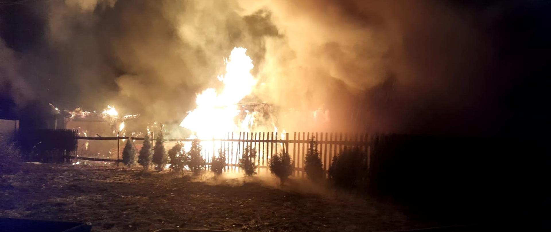 Pożar budynków gospodarczych w Piasku gmina Stąporków