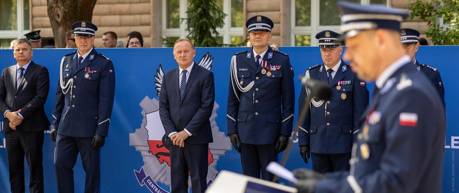 Wiceminister Czesław Mroczek wśród funkcjonariuszy Polskiej Policji podczas obchodów Święta Policji w CBŚP