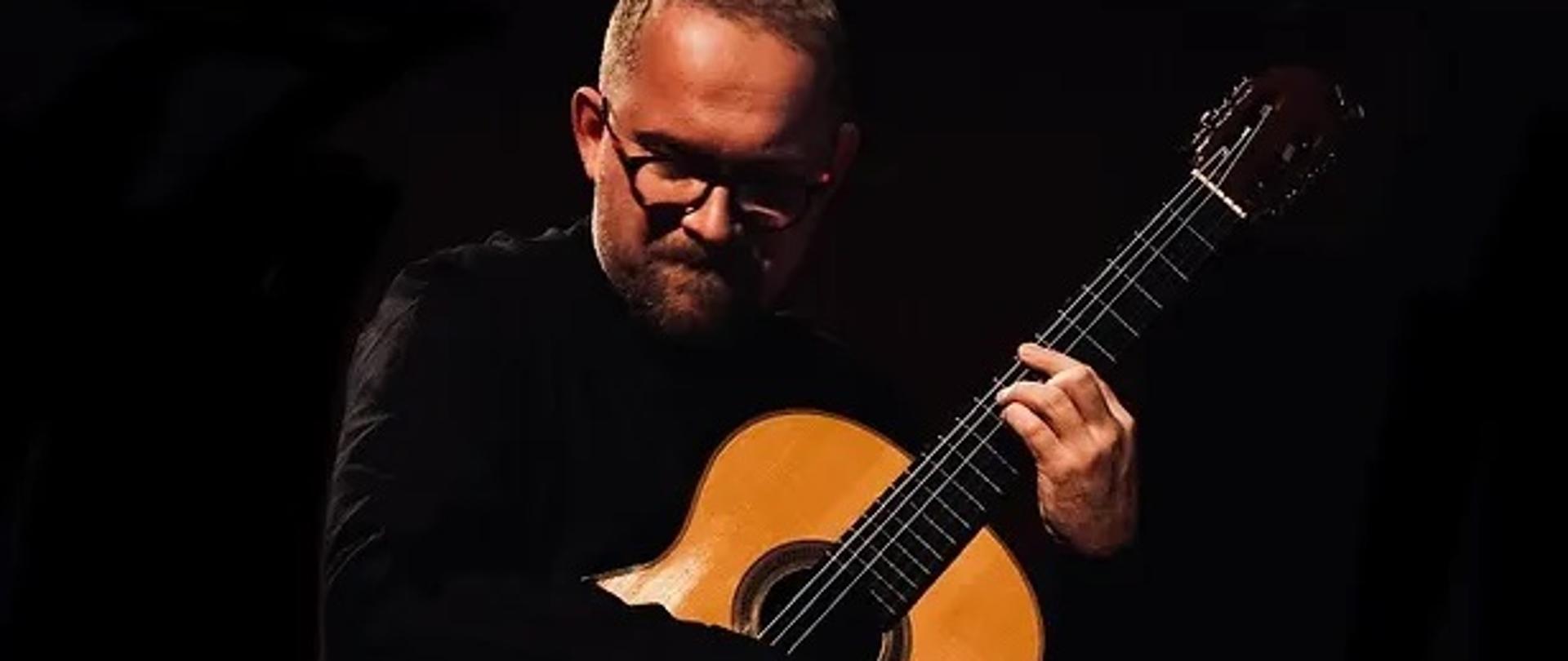 Andrzej Olewiński z gitarą