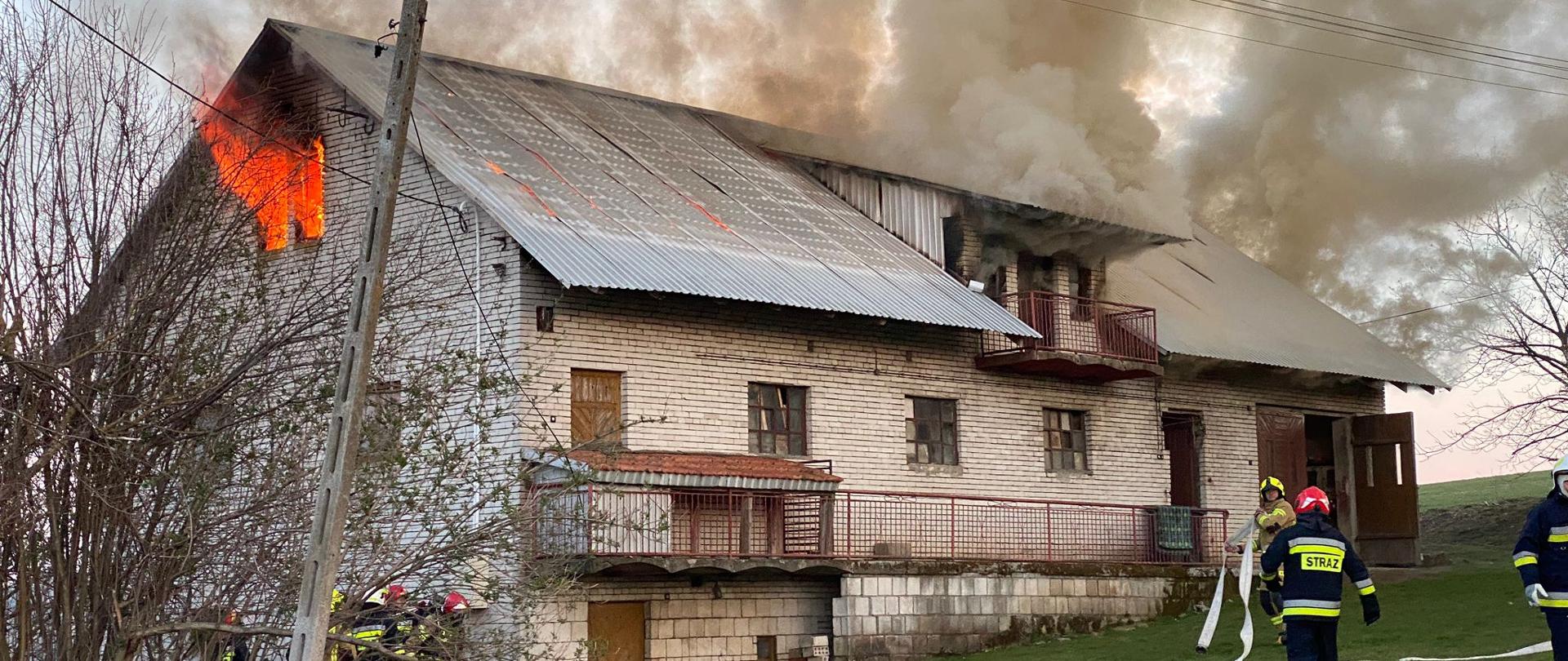 Pożar budynku gospodarczego w miejscowości Szczekarzów