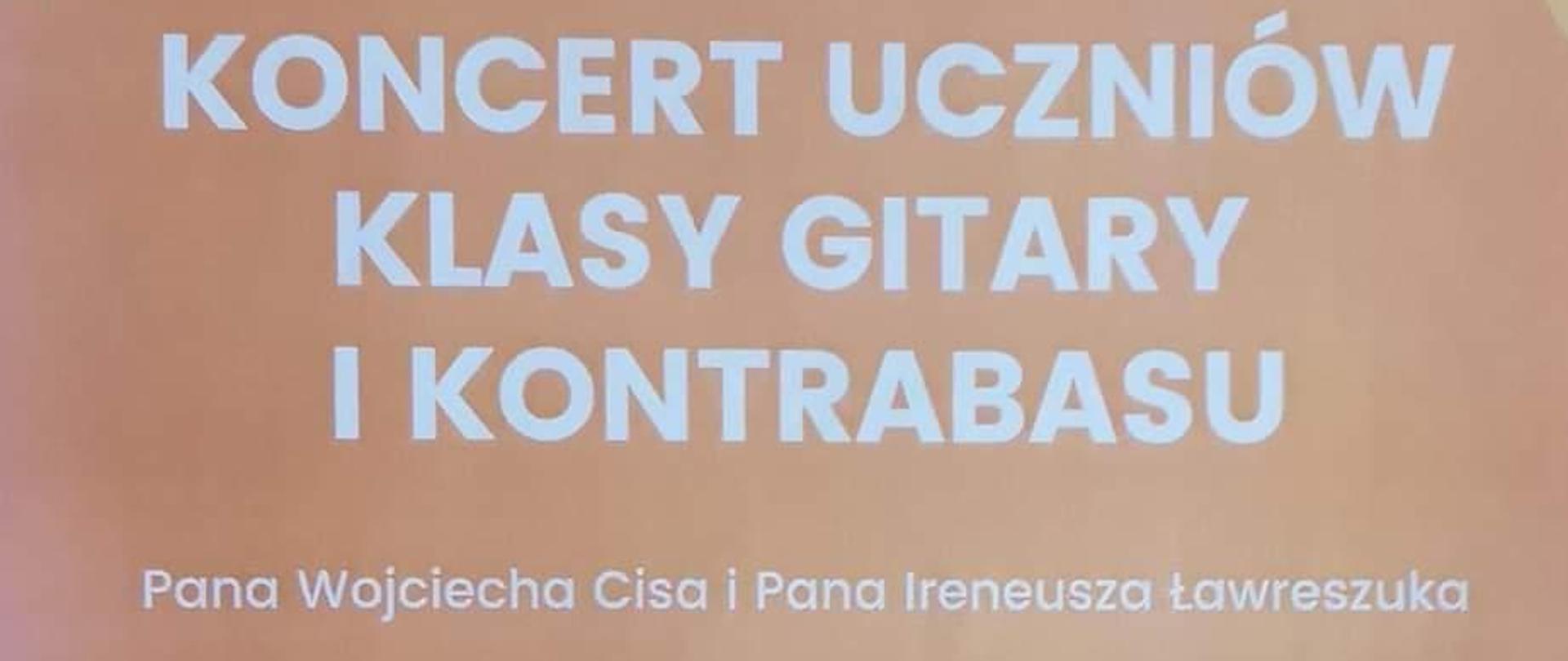 Plakat informujący o połączonym koncercie klasy gitary i kontrabasu. Na dole widzimy rysunek chłopaka z gitarą, zwój papieru z pieczęcią i nutki. Wyżej jest informacja o koncercie. Jeszcze wyżej po prawej wizerunek chłopaka z kontrabasem.