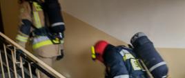3. Ćwiczenia kazimierskich strażaków na budynkach wielorodzinnych – rozwijanie linii gaśniczej po klatce schodowej z wykorzystaniem kasetonu wężowego W-52