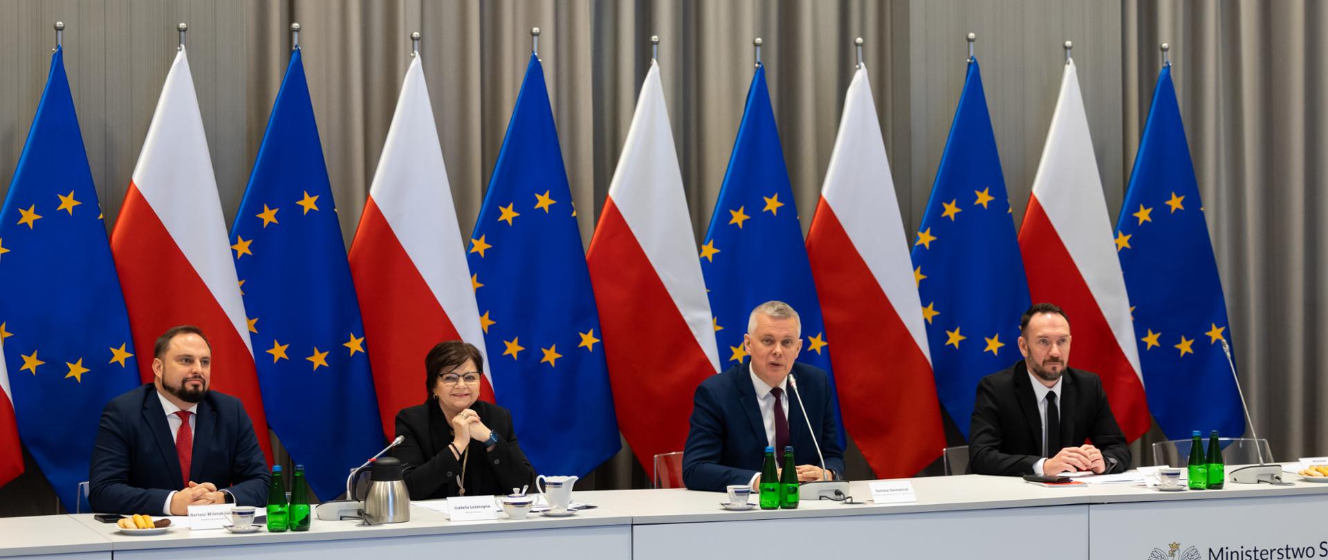 Od lewej: dyrektor generalny MSWiA Bartosz Wiśniakowski, minister zdrowia Izabela Leszczyna, minister spraw wewnętrznych i administracji Tomasz Siemoniak, wiceminister MSWiA - Tomasz Szymański 