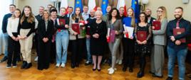 Pamiątkowa fotografia uczestników uroczystości w Łódzkim Urzędzie Wojewódzkim w Łodzi 