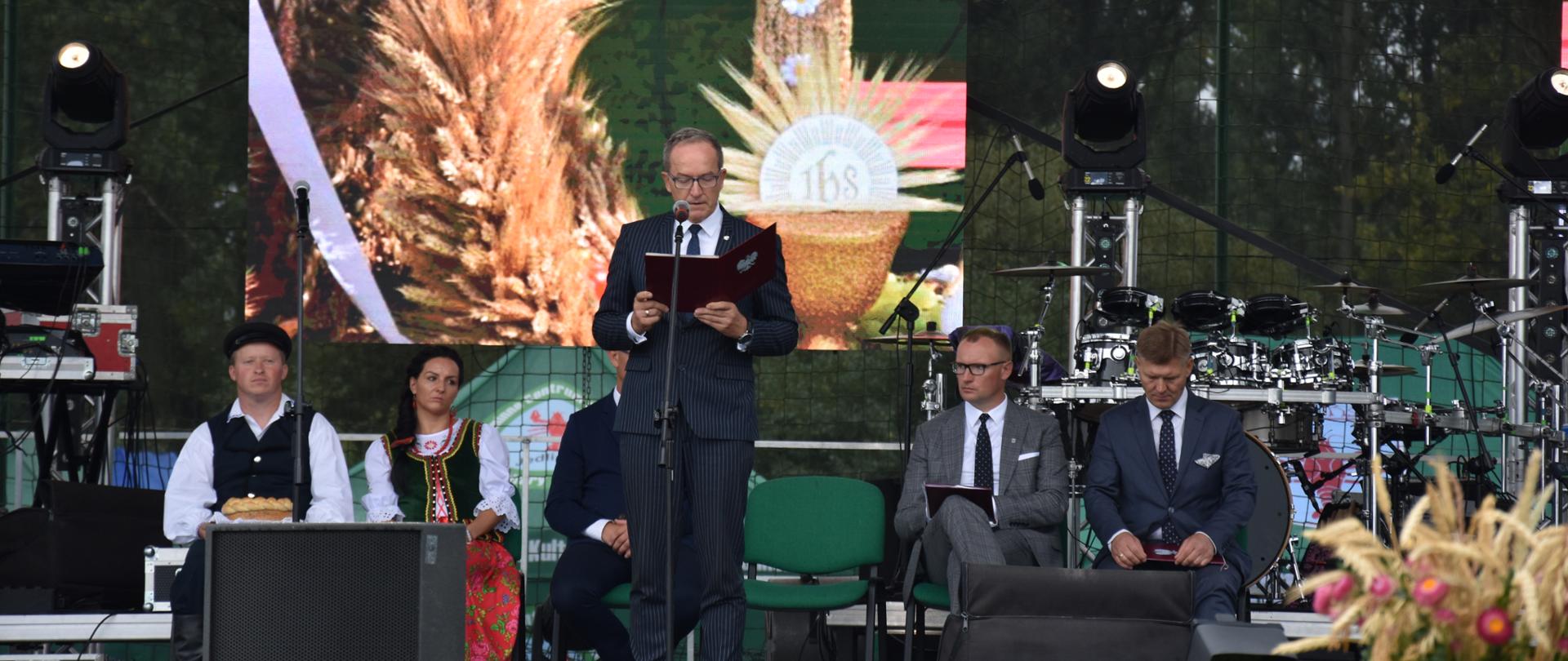 Kierownik Krzysztof Murawski odczytuje list Prezydenta Andrzeja Dudy.