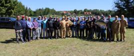 Zdjęcie z udziałem uczestników zawodów wędkarskich w Wólce Orłowskiej na Tęczowym Łowisku