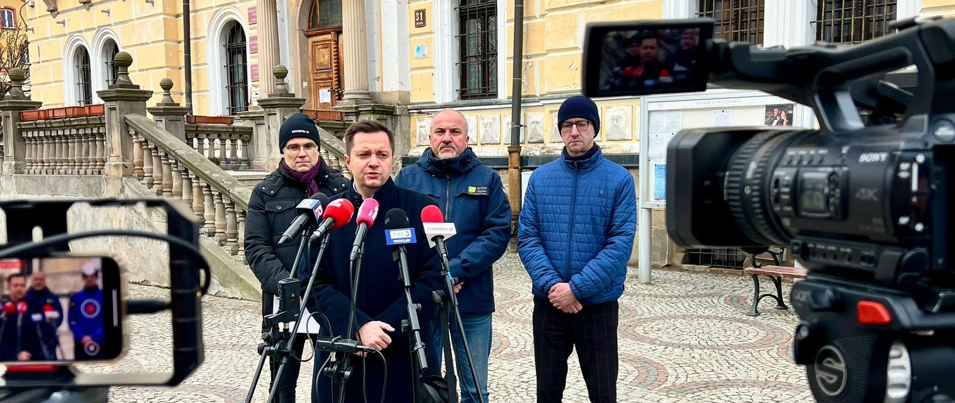 Briefing prasowy w Lądku Zdroju z udziałem Mateusza Balcerowicza - Wiceprezesa Wód Polskich. W tle od lewej: Jacek Drabiński - Wicedyrektor RZGW we Wrocławiu, Dariusz Chromiec - Burmistrz Stronia Śląskiego, Tomasz Nowicki - Burmistrz Lądka Zdroju.