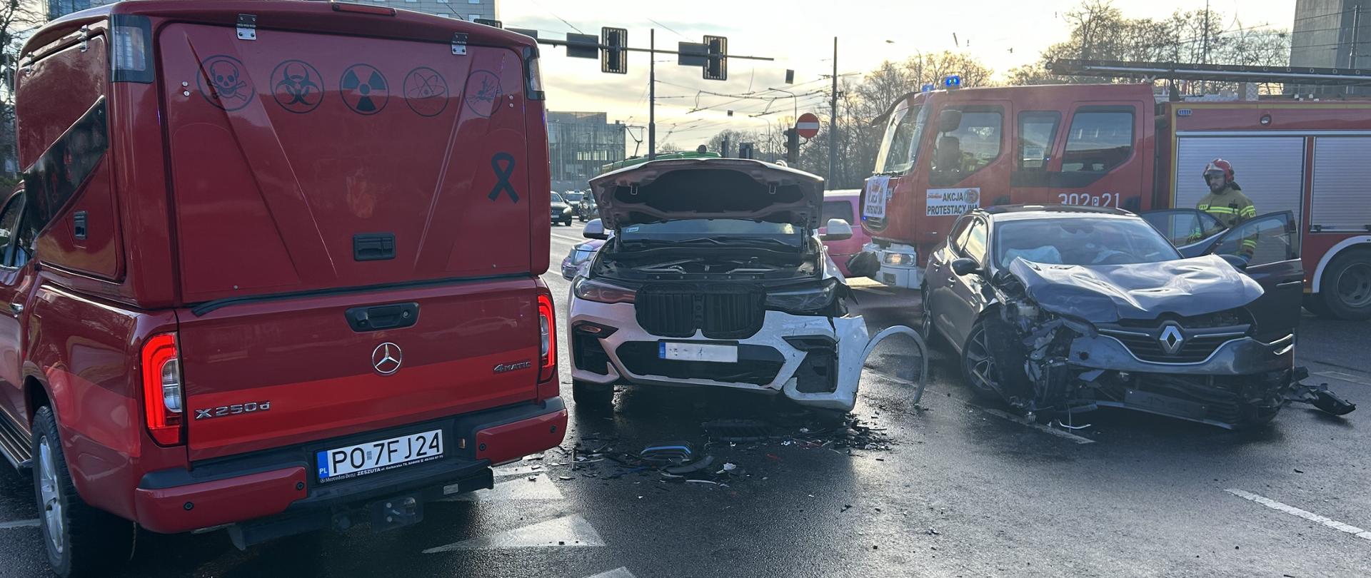 Strażacy udzielają Kwalifikowanej Pomocy Przedmedycznej osobie poszkodowanej