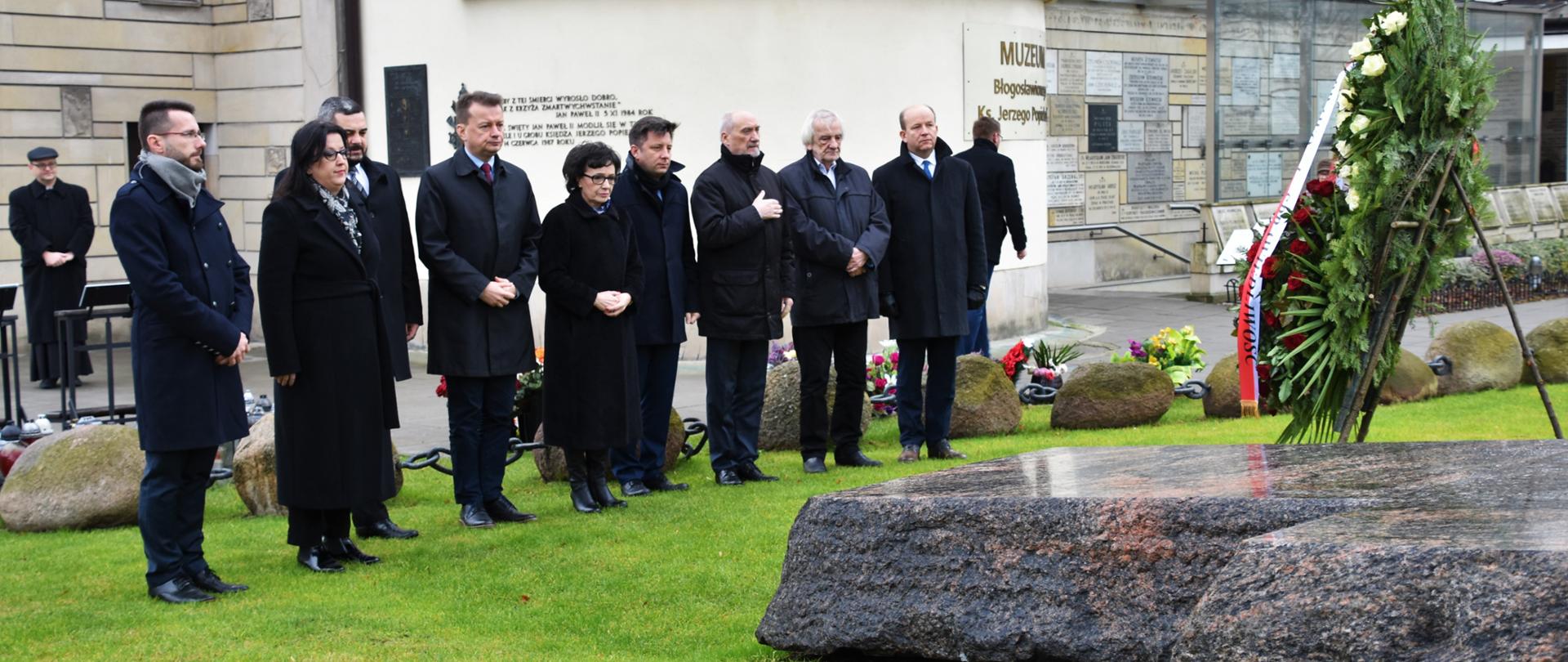 Marszałek Sejmu Elżbieta Witek wraz z Wicemarszałkiem Ryszardem Terleckim, Ministrem Obrony Narodowej Mariuszem Błaszczakiem, Wojewodą Mazowieckim Konstantym Radziwiłłem oraz parlamentarzystami złożyli wieniec przy grobie błogosławionego ks. Jerzego Popiełuszki