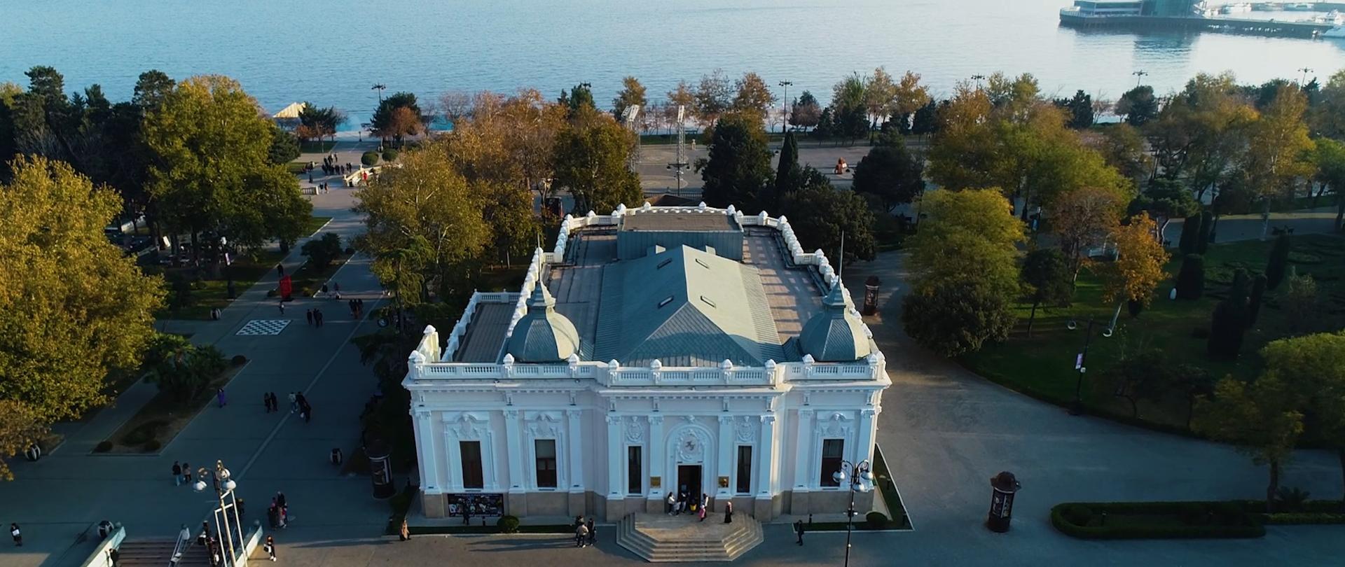 Kukla Teatrı - Polşalı memar Yozef Ploşko tərəfindən layihələndirilmişdir.