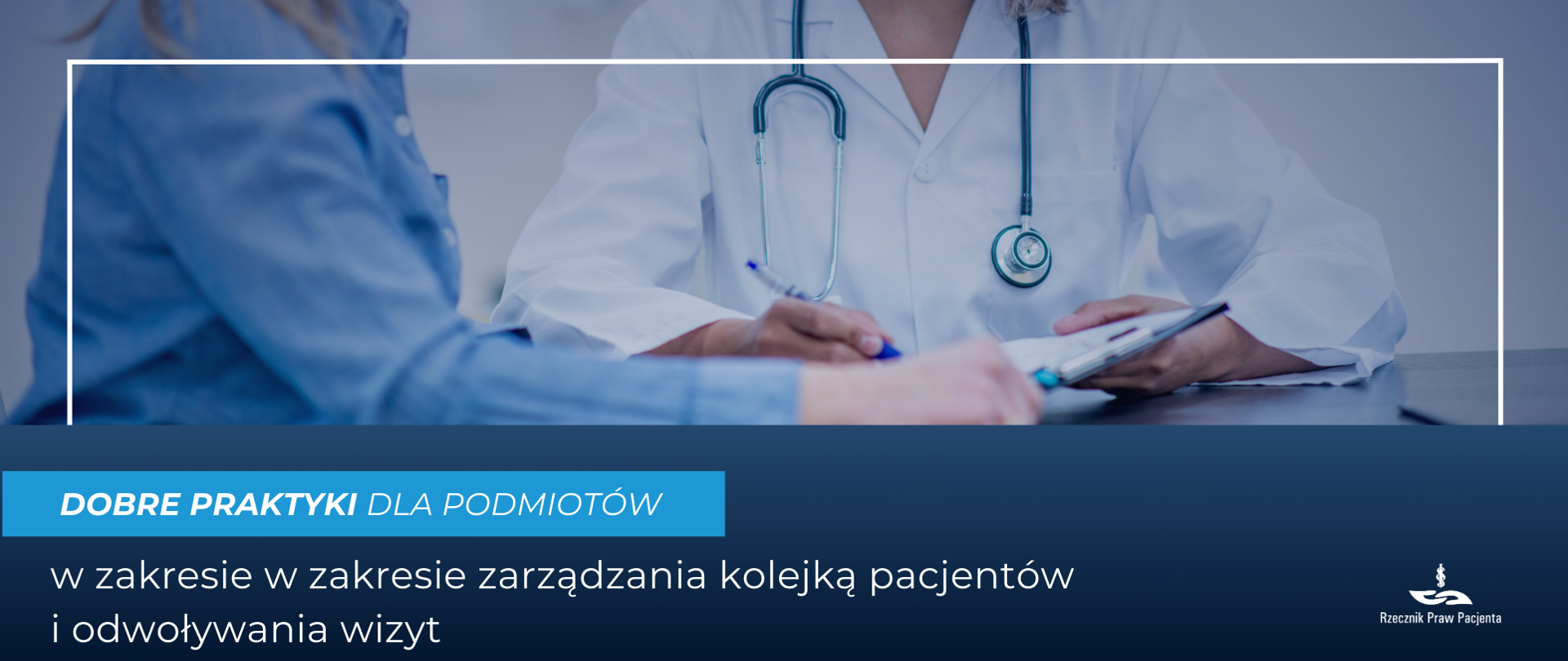 Grafika zawiera zdjęcie na którym widać lekarza oraz pacjenta siedzących przy biurku. Postacie widoczne są od szyi do pasa. Na szyi lekarza znajduje się stetoskop a w ręku trzyma dokumenty.