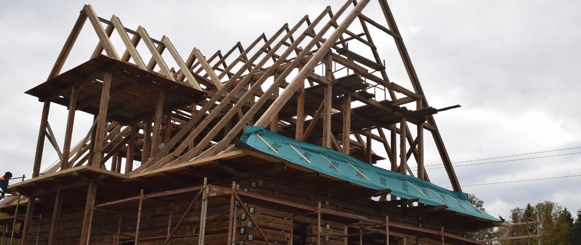 drewniany dom Jalu Kurka w Naprawie w trakcie odbudowy konstrukcji dachu