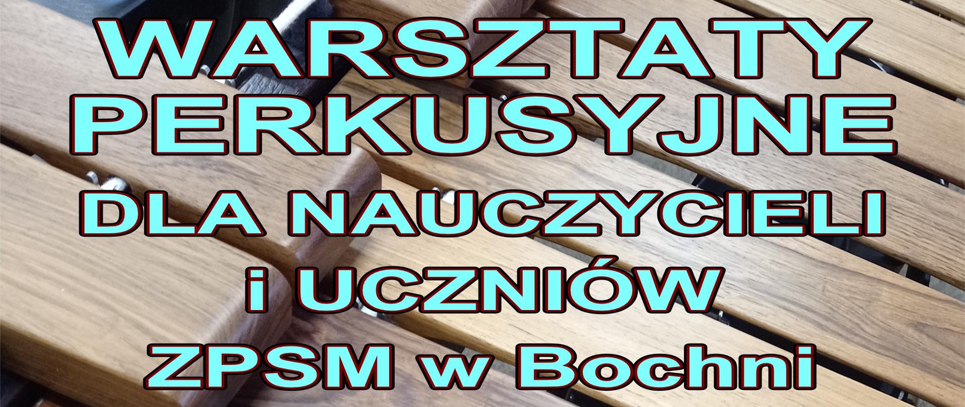 Grafika na brązowo - szarym tle z widocznym elementem drewnianych płytek marimby. W części centralnej patynowymi drukowanymi literami treść: "Bochnia, 18 listopada 2024 r. Warsztaty perkusyjne dla nauczycieli i uczniów ZPSM w Bochni, prowadzący mgr Rafał Tyliba". W części dolnej znajduje się logo szkoły.