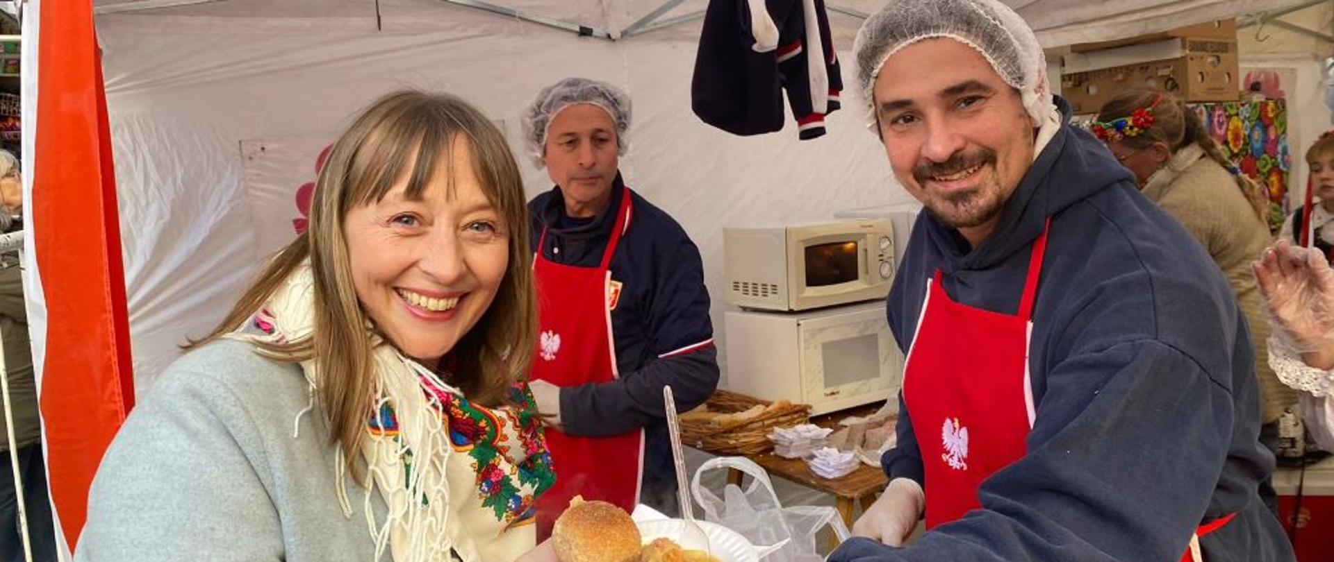 Hubo bigos, pastel de semillas de amapola y bailes, también hubo buen humor, mucho entusiasmo y promoción de Polonia.