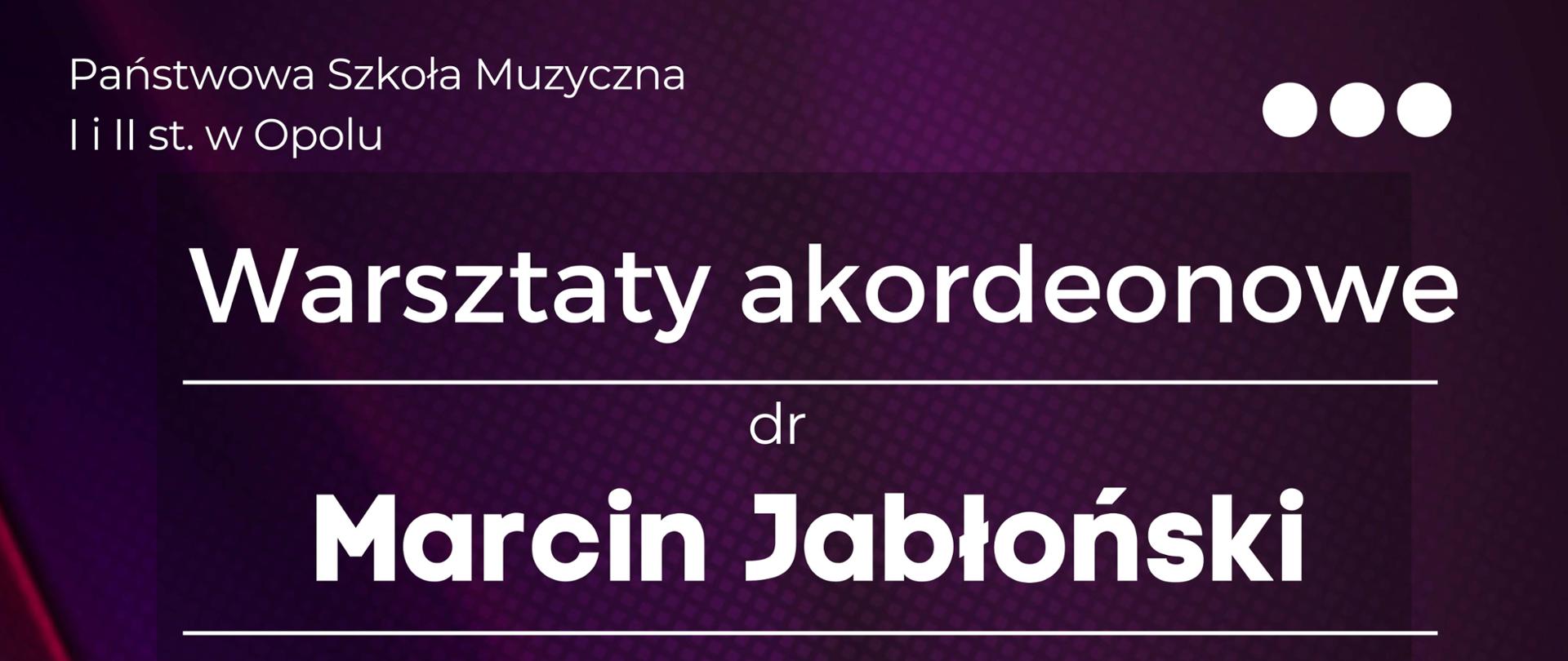 w dolnej części fotografia przedstawiająca mężczyznę z akordeonem siedzącego na ławce, całość w ciemnych barwach