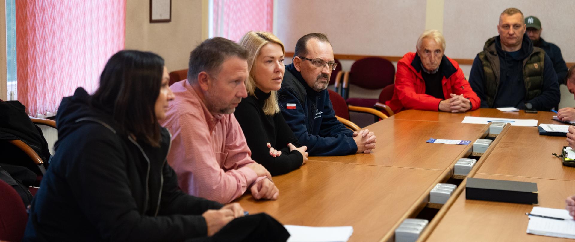 Dramat ludzi i ogrom zniszczeń po powodzi to obraz jaki osobiście zobaczyli na Ziemi Kłodzkiej przedstawiciele rządu:
Pełnomocnik Rządu ds. Odbudowy Obszarów Dotkniętych Powodzią Marcin Kierwiński, Wojewoda Dolnośląski Maciej Awiżeń w towarzystwie Monika Wielichowska Wicemarszałek Sejmu RP,