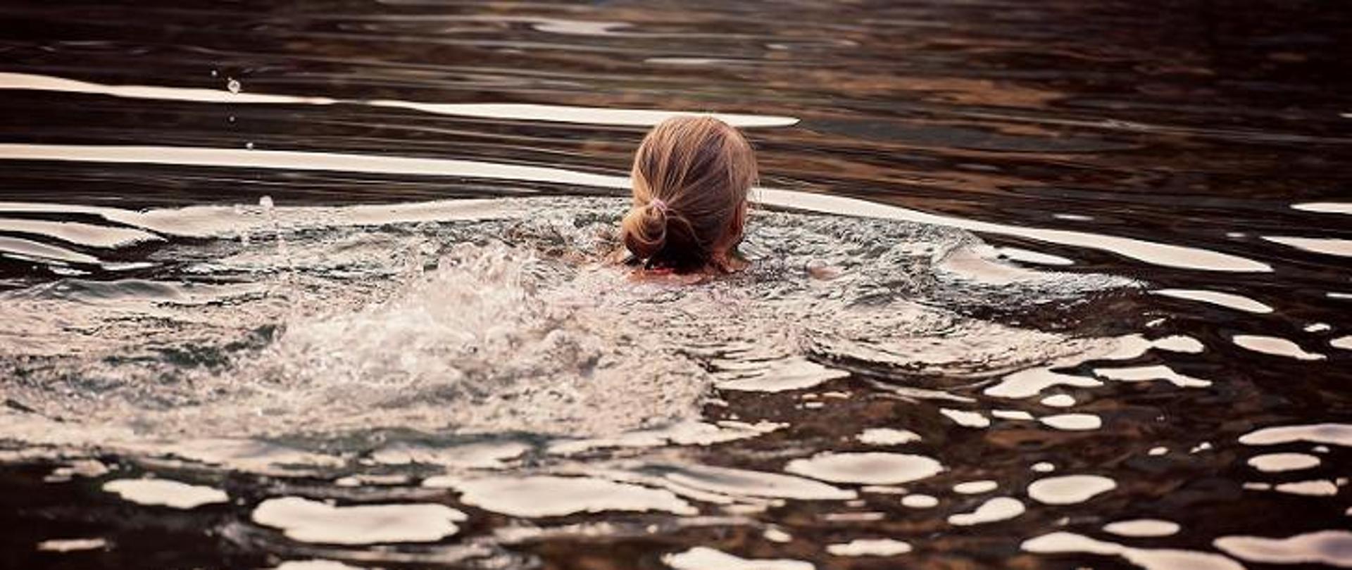 zdjęcie przedstawia pływającą kobietę