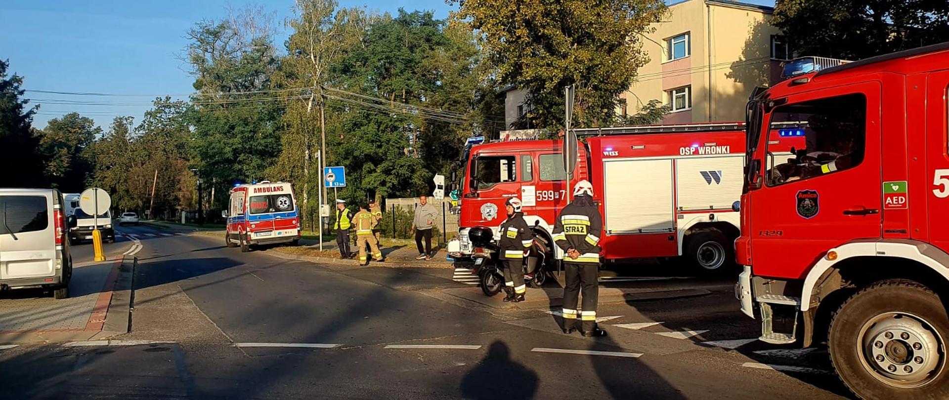 Samochody straży na drodze, pojazd na skrzyżowaniu