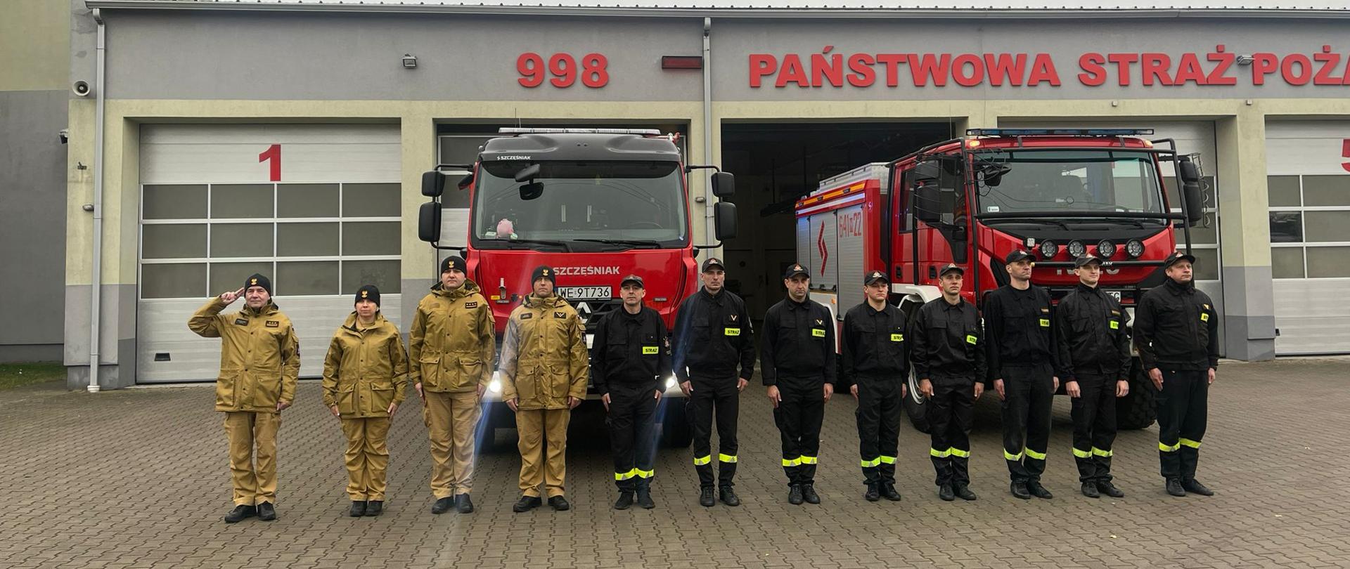 Strażacy powiatu sokołowskiego w hołdzie zmarłemu policjantowi - zbiórka strażaków osp przed strażnicą.