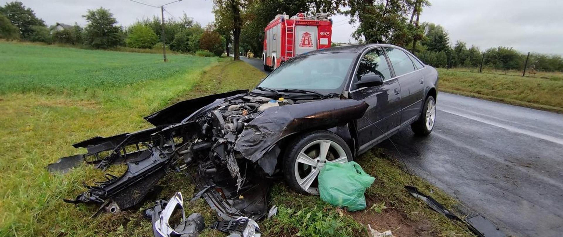 Na zdjęciu widać samochód osobowy po uprzednim zderzeniu oraz wóz strażacki