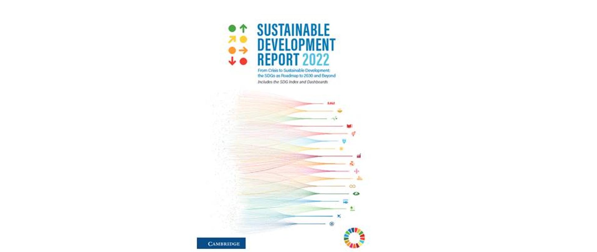 Na białej okładce widnieje tytuł raportu Sustainable Development Report 2022 zapisany niebieskimi literami. Obok tytułu są zielone, źółte, pomarańczowe i czerwone kropki i strzałki symbolizujące punkt startowy oraz kierunek (w nawiązaniu do sposobu prezentacji wskaźników raportu). Poniżej widoczne są liczne poziome linie w kolorach odpowiadających poszczególnym celom zrównoważonego rozwoju, dla których zbiorczymi punktami są ikony poszczególnych celów zrównoważonego rozwoju. 