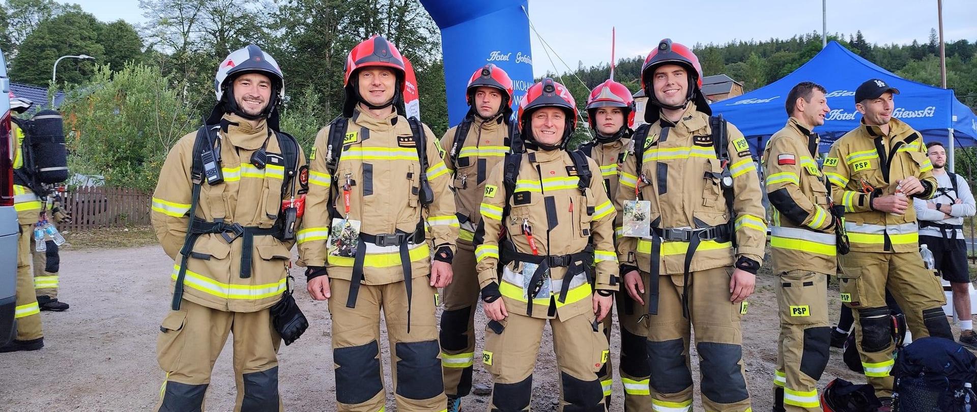 Na zdjęciu zostali uchwyceni strażacy z KM PSP Jelenia Góra, ubrani w ubranie specjalne gotowi do wymarszu w góry.
