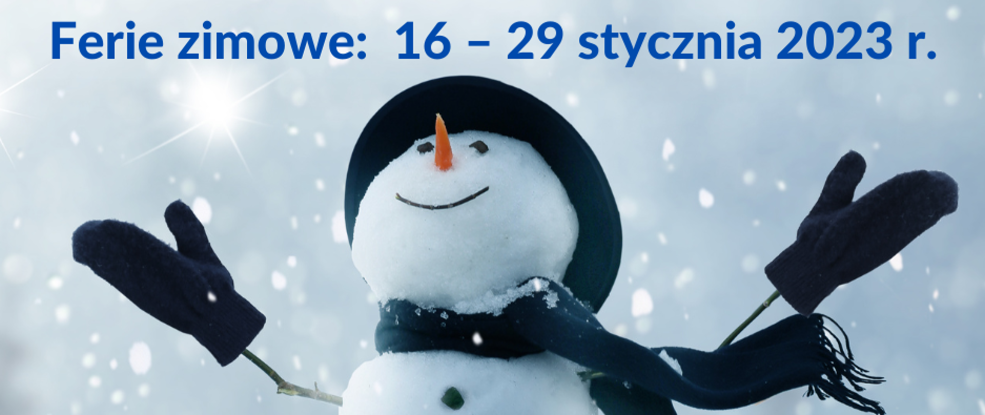 Zdjęcie przedstawia białego bałwana ze śniegu na tle padających płatków śniegu, bałwan ubrany jest w czarny szalik, czapkę i rękawiczki, głowę i ręce unosi do góry w kierunku napisu "ferie zimowe 16-29 stycznia 2023 rok"