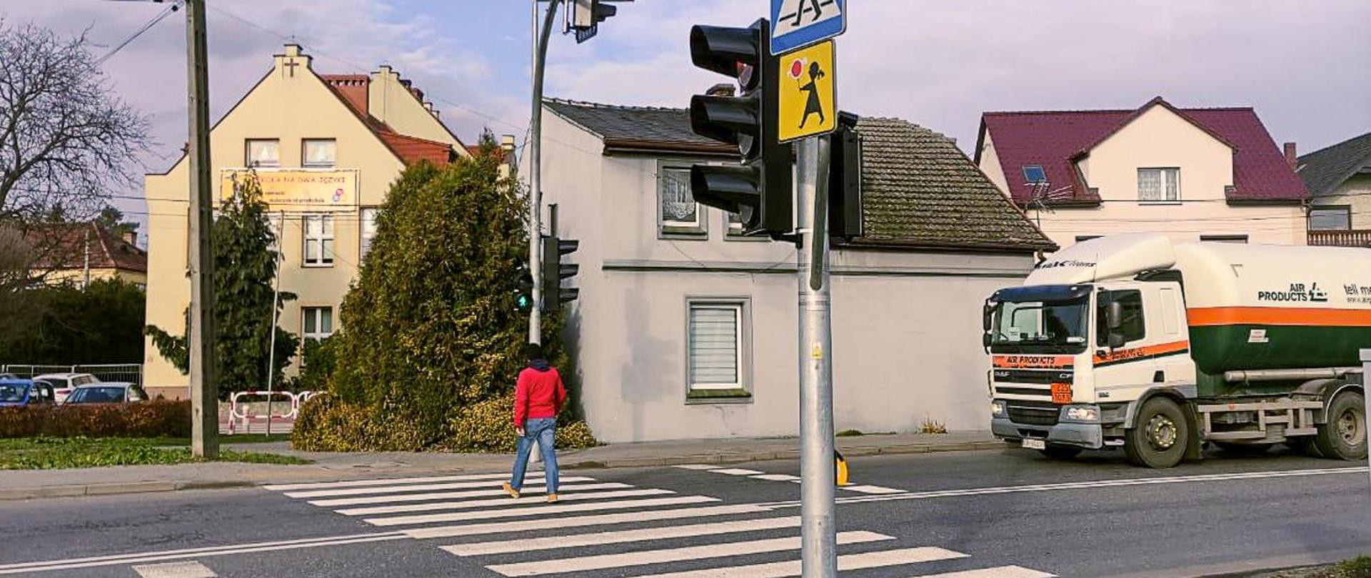 Sygnalizacja świetlna i przejście dla pieszych