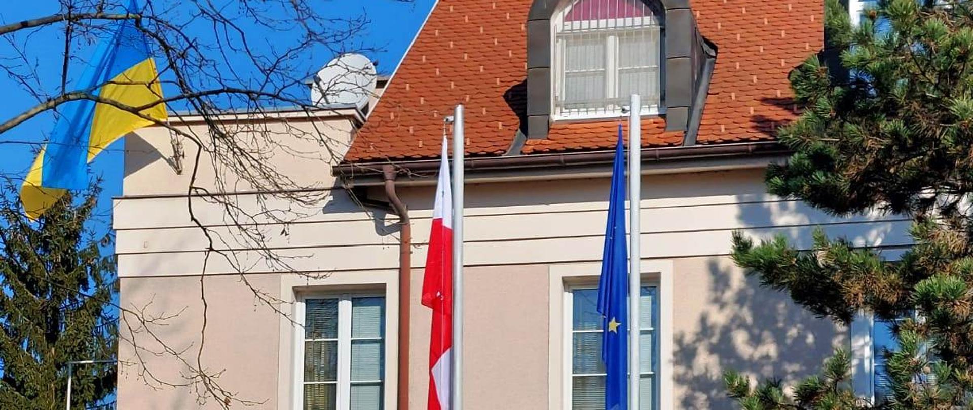 Na poslopju poljskega veleposlaništva v Ljubljani smo danes izobesili tudi zastavo svobodne in neodvisne Ukrajine v znak solidarnosti z narodom, ki je bil zahrbtno napaden.