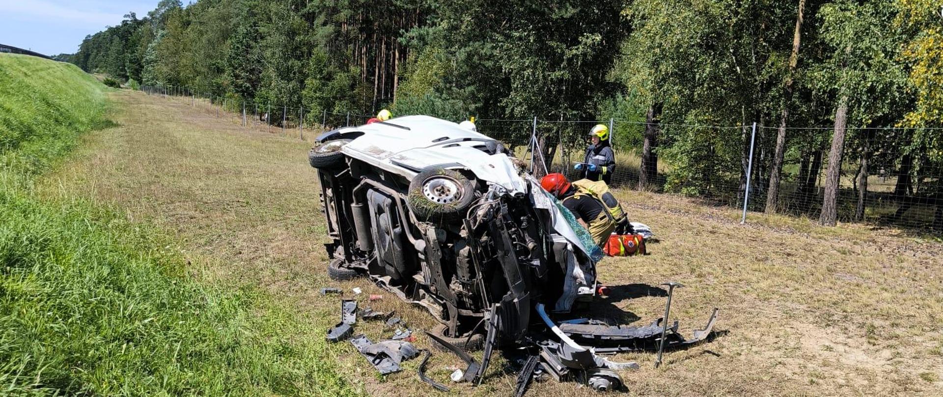 Pojazd po dachowaniu znajdujący się na pasie zieleni