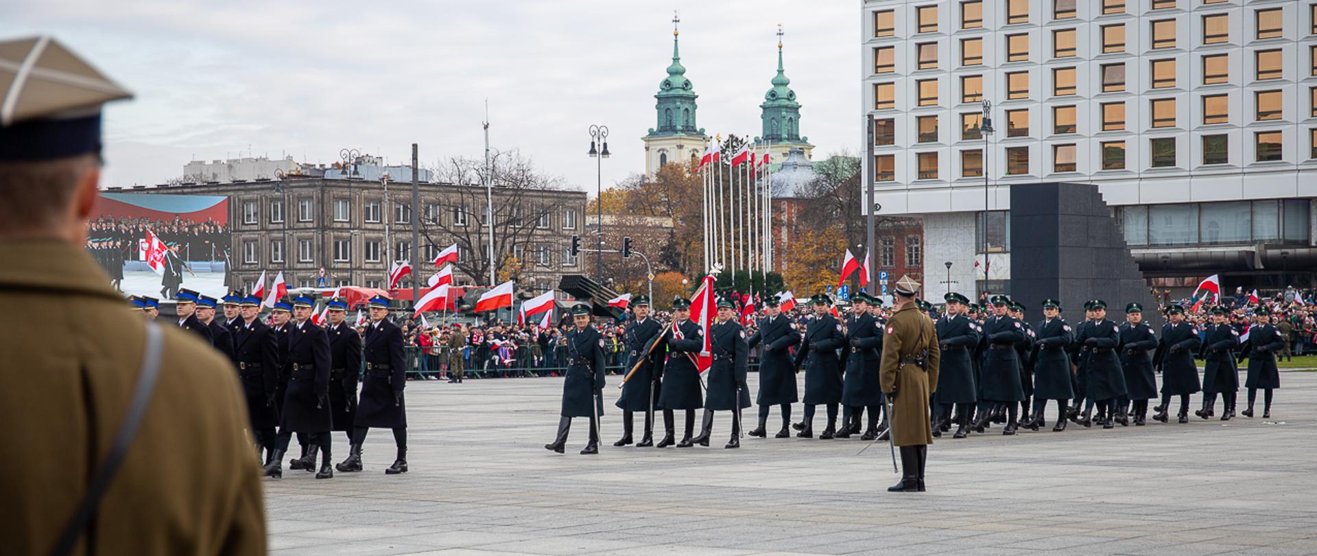 Kompania Honorowa Szefa KAS maszeruje na Placu Piłsudskiego w Warszawie