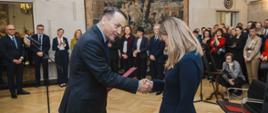 Minister Radosław Sikorski wręczył Nagrodę im. Andrzeja Kremera "Konsul Roku" za lata 2023 i 2024. Minister Spraw Zagranicznych wręcza nagrodę ówczesnej konsul Annie Chabros.