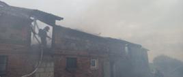 Na zdjęciu budynek gospodarczy po pożarze