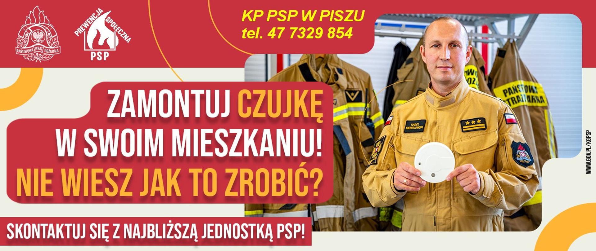 Strażak prezentujący czujkę.