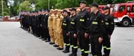 Na zdjęciu pododdział strażaków z pocztem flagowym i sztandarowym na czele.