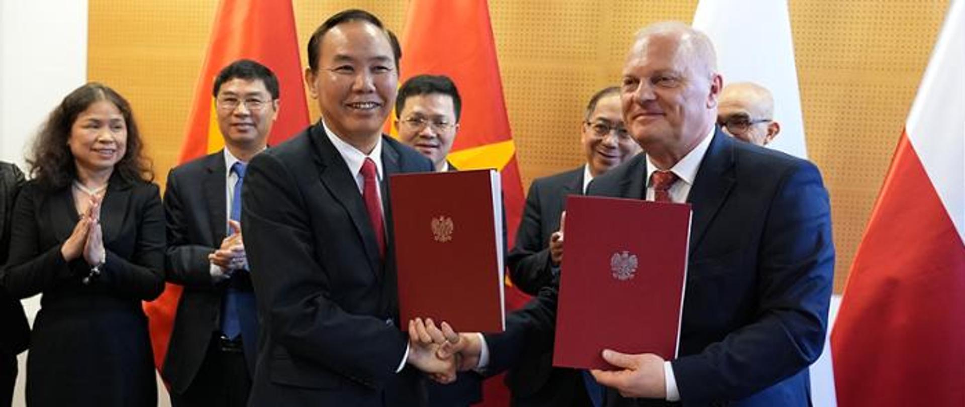 Wiceministrowie Rolnictwa Polski i Wietnamu po podpisaniu protokołu z rozmów