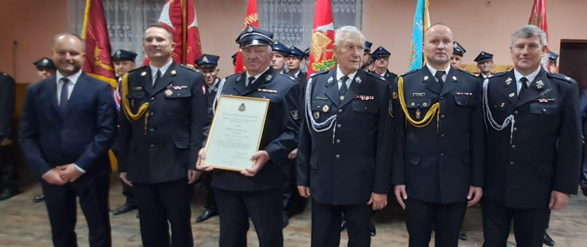 Zaproszeni goście na uroczystej zbiórce z okazji wręczenia decyzji o włączeniu do ksrg.