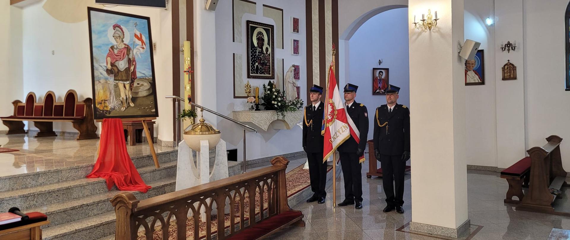 Poczet sztandarowy PSP w kościele pw. św. Judy Tadeusza w Starachowicach , 3 strażaków ze sztandarem psp