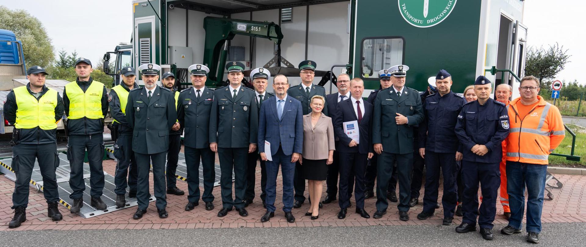 Konferencja prasowa nt. powstania wspólnego punktu kontroli dla KAS i ITD oraz pozostałych służb w budynku dawnego punktu poboru opłat w Karwianach k/Wrocławia przy autostradzie A4 