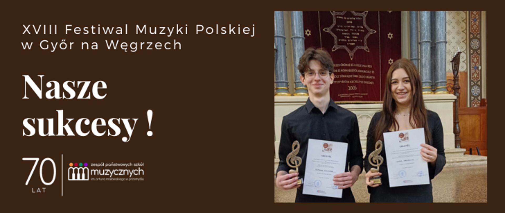 Na brązowym tle napis: XVIII Festiwal Muzyki Polskiej w Győr na Węgrzech, Nasze sukcesy !
Pod napisem logo szkoły, po prawej stronie zdjęcie laureatów