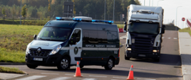 patrol Inspekcji Transportu Drogowego zatrzymał samochód ciężarowy z przyczepą.