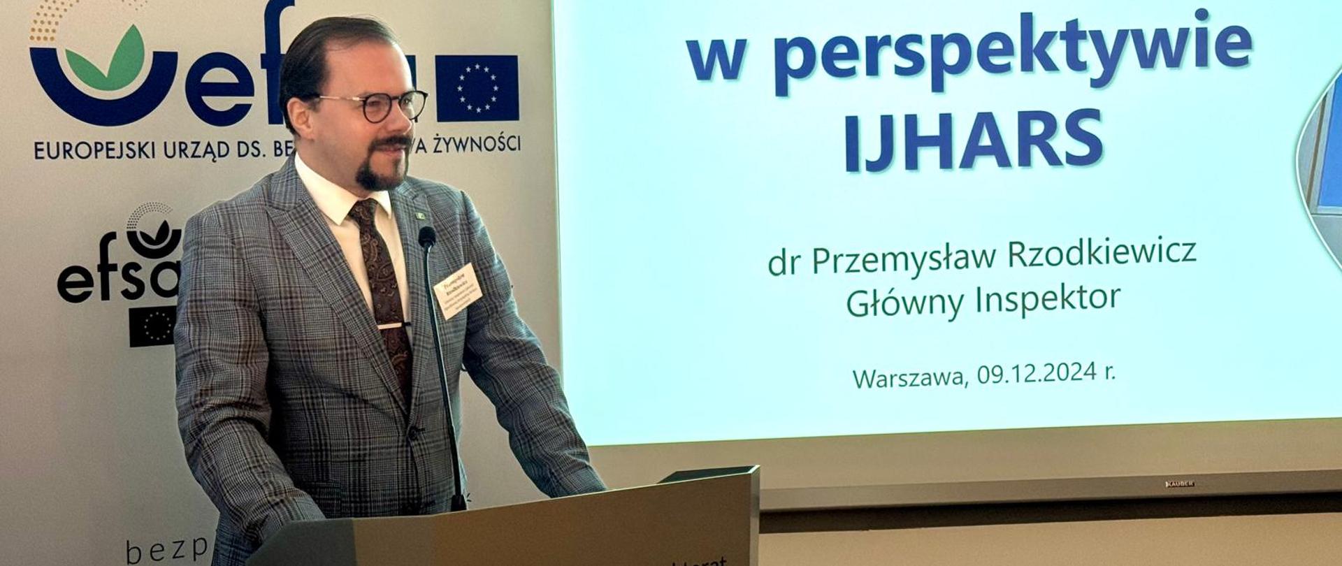 Przemysław Rzodkiewicz, Główny Inspektor IJHARS przemawiający podczas konferencji „Współpraca w obszarze bezpieczeństwa żywności w kontekście działań Europejskiego Urzędu ds. Bezpieczeństwa Żywności (EFSA)”.