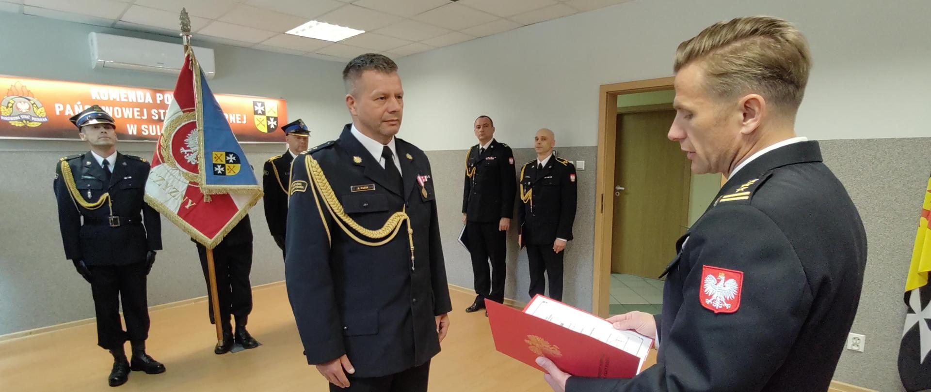 Lubuski Komendant Wojewódzki wręcza Komendantowi Powiatowemu decyzję o powołaniu